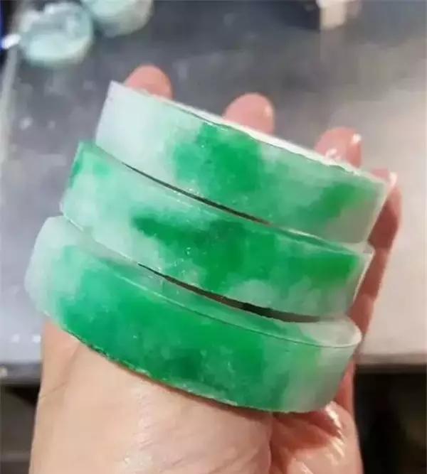 翡翠原石 赌手镯的简单介绍-第2张图片-翡翠网 翡翠原石 赌手镯的简单介绍-第2张图片-翡翠网