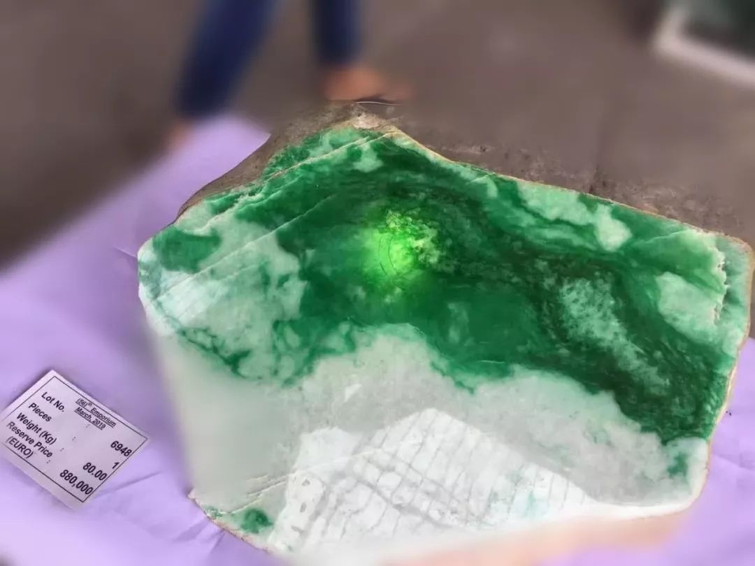 缅甸翡翠原石开挖现场的简单介绍-第1张图片-翡翠网