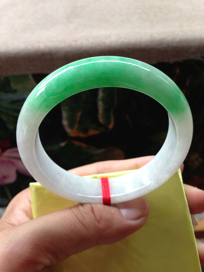 扁条翡翠手镯的简单介绍-第1张图片-翡翠网 扁条翡翠手镯的简单介绍-第1张图片-翡翠网