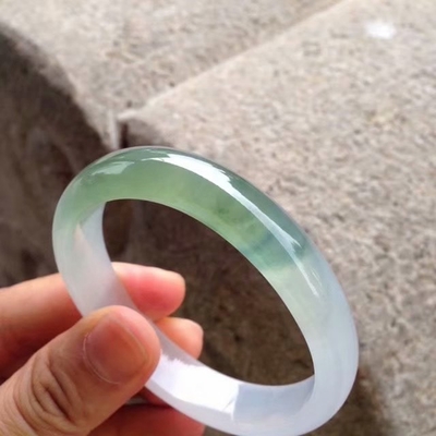 翡翠手镯带黄翡的简单介绍-第1张图片-翡翠网 翡翠手镯带黄翡的简单介绍-第1张图片-翡翠网