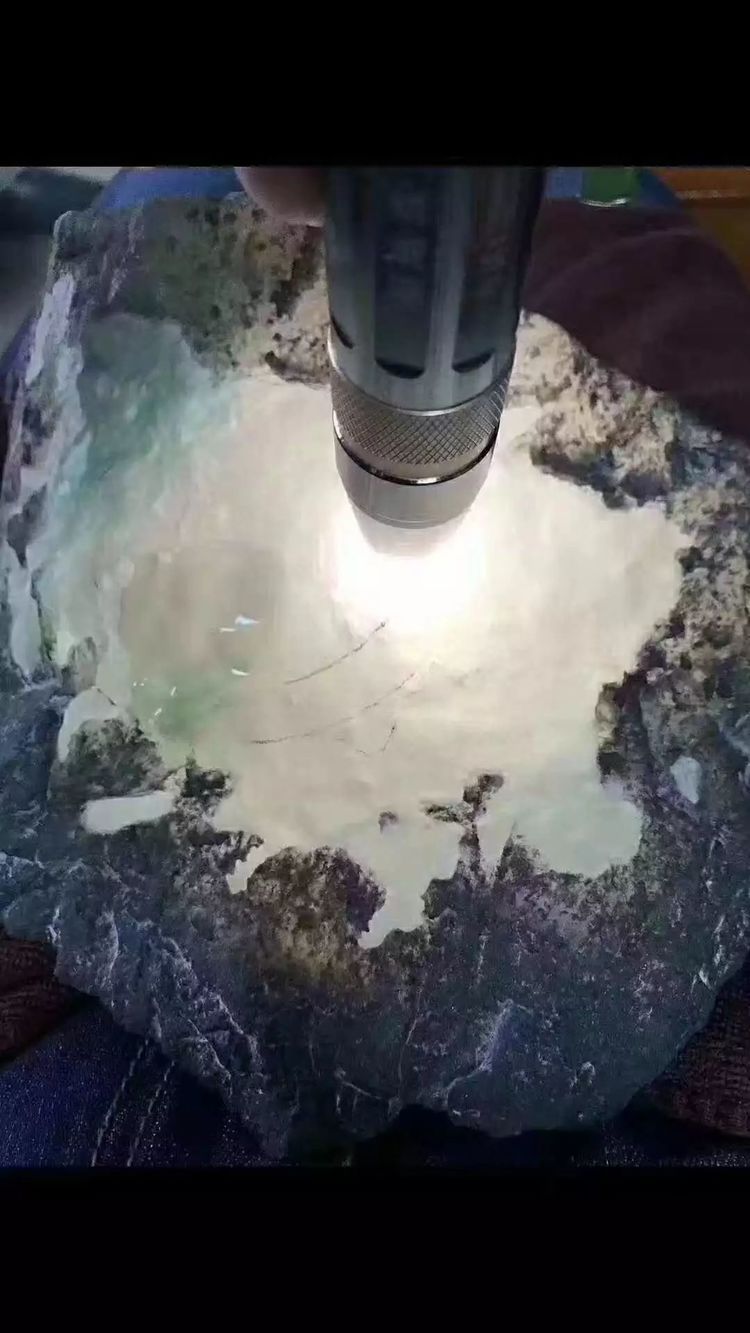 翡翠手镯灯的简单介绍-第1张图片-翡翠网 翡翠手镯灯的简单介绍-第1张图片-翡翠网