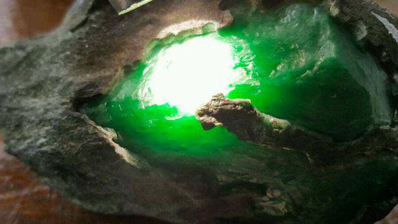 成都帝王紫翡翠原石的简单介绍-第1张图片-翡翠网 成都帝王紫翡翠原石的简单介绍-第1张图片-翡翠网