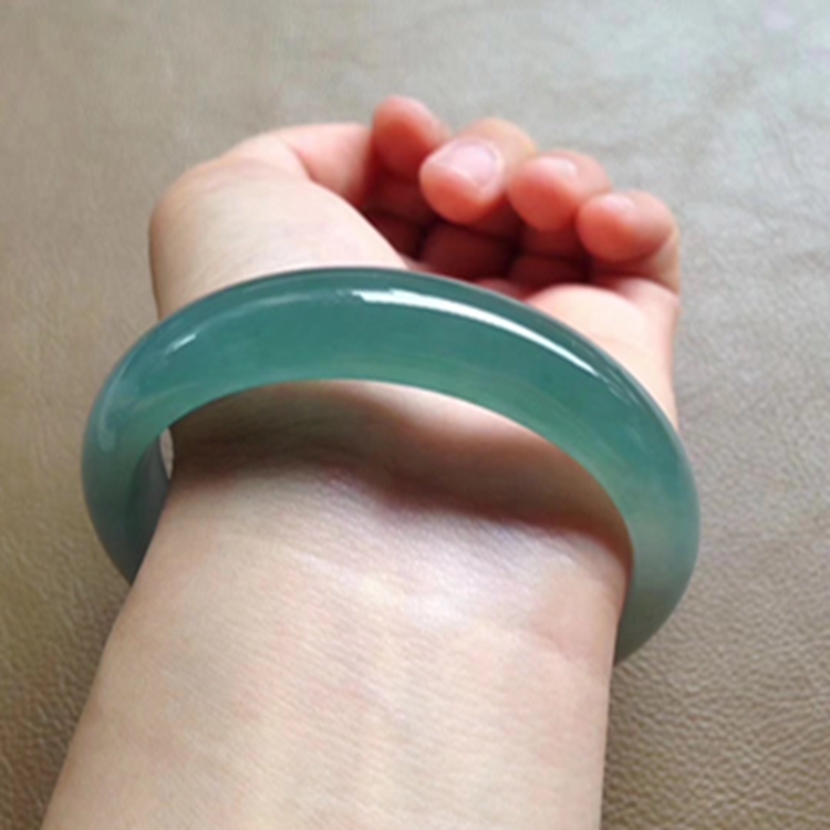 缅甸a货翡翠手镯价格的简单介绍-第1张图片-翡翠网 缅甸a货翡翠手镯价格的简单介绍-第1张图片-翡翠网