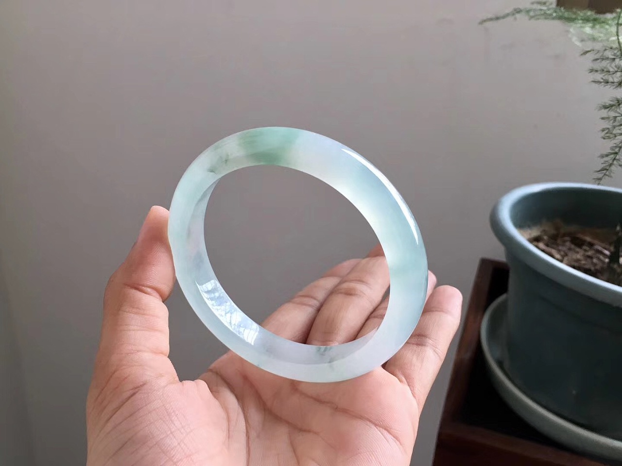 翡翠手镯拍摄的简单介绍-第1张图片-翡翠网 翡翠手镯拍摄的简单介绍-第1张图片-翡翠网