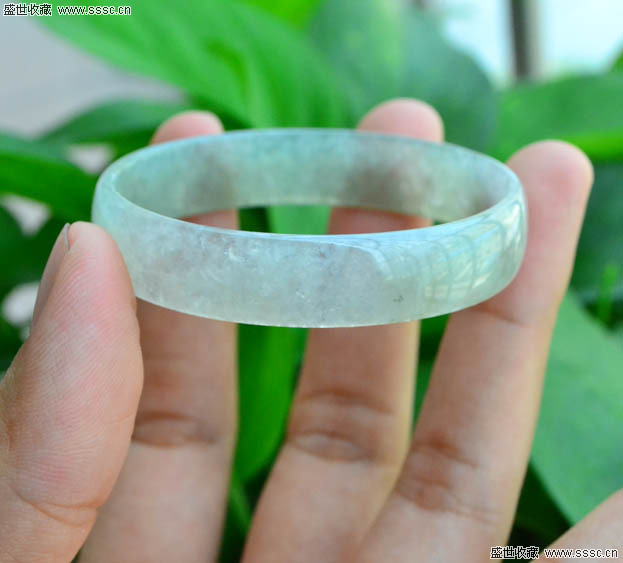 翡翠淡彩手镯的简单介绍-第1张图片-翡翠网 翡翠淡彩手镯的简单介绍-第1张图片-翡翠网