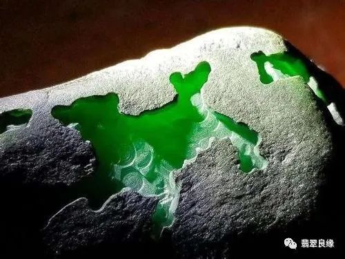 关于如何评论翡翠原石的信息-第1张图片-翡翠网 关于如何评论翡翠原石的信息-第1张图片-翡翠网