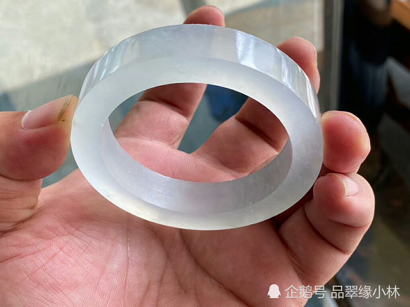 月光翡翠手镯价格的简单介绍-第1张图片-翡翠网 月光翡翠手镯价格的简单介绍-第1张图片-翡翠网