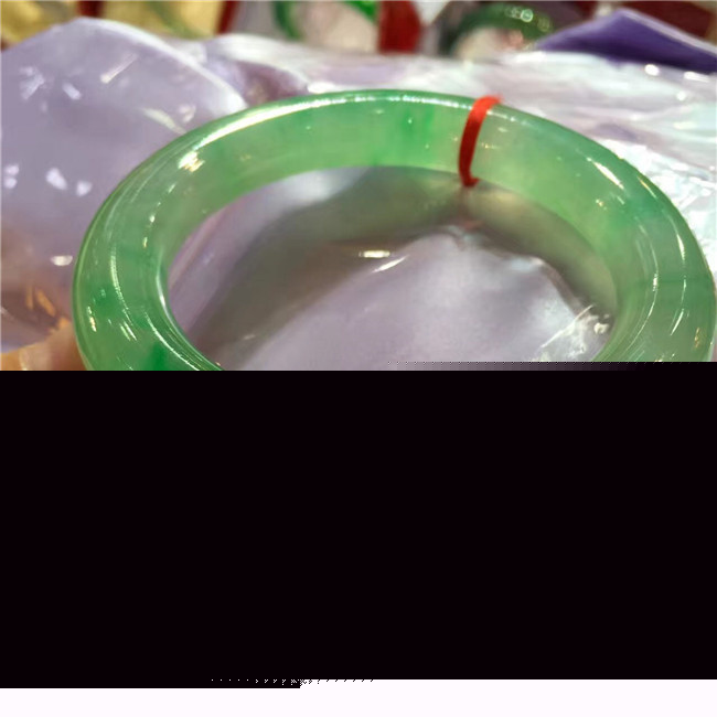 阳绿翡翠的价格的简单介绍-第2张图片-翡翠网 阳绿翡翠的价格的简单介绍-第2张图片-翡翠网