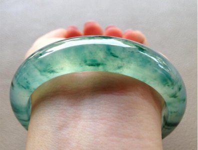 翡翠手镯越带越干的简单介绍-第1张图片-翡翠网 翡翠手镯越带越干的简单介绍-第1张图片-翡翠网