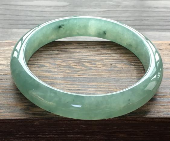 翡翠手镯越带越干的简单介绍-第2张图片-翡翠网 翡翠手镯越带越干的简单介绍-第2张图片-翡翠网