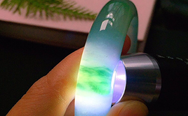 关于千亿翡翠原石的信息-第1张图片-翡翠网 关于千亿翡翠原石的信息-第1张图片-翡翠网