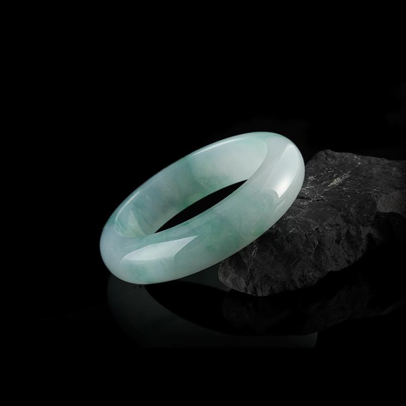 翡翠手镯可以带着洗澡吗翡翠手镯能碰热水吗-第1张图片-翡翠网 翡翠手镯可以带着洗澡吗翡翠手镯能碰热水吗-第1张图片-翡翠网