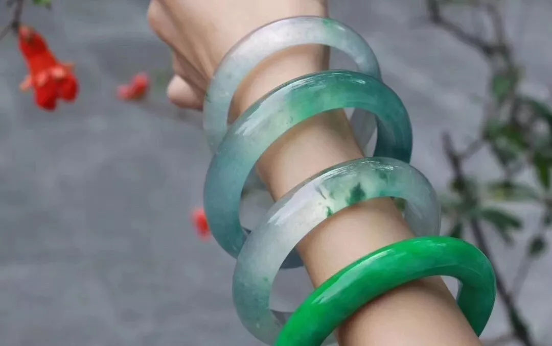 翡翠手镯可以带着洗澡吗翡翠手镯能碰热水吗-第2张图片-翡翠网 翡翠手镯可以带着洗澡吗翡翠手镯能碰热水吗-第2张图片-翡翠网