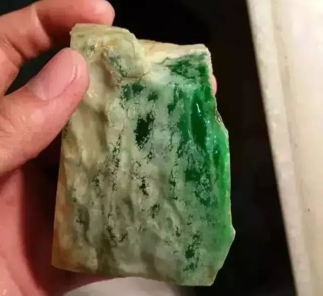 关于飞芬芬翡翠原石的信息-第1张图片-翡翠网 关于飞芬芬翡翠原石的信息-第1张图片-翡翠网