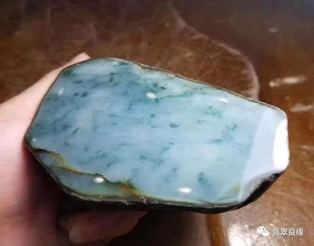 关于哪里出翡翠原石的信息-第1张图片-翡翠网 关于哪里出翡翠原石的信息-第1张图片-翡翠网