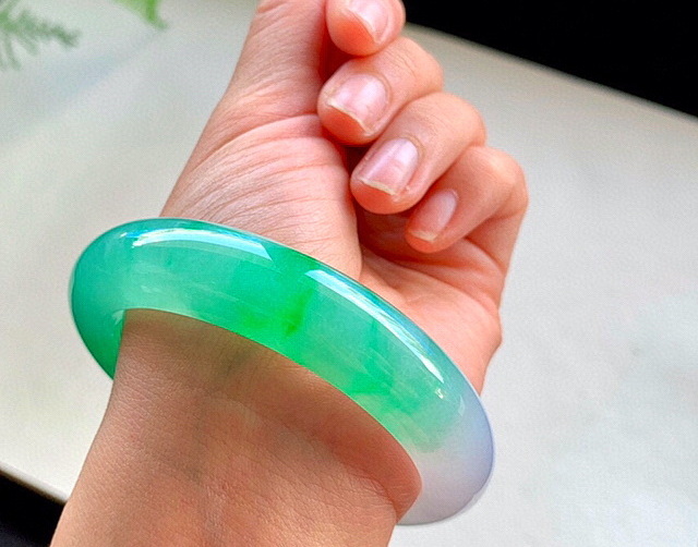 仓库翡翠原石的简单介绍-第1张图片-翡翠网 仓库翡翠原石的简单介绍-第1张图片-翡翠网