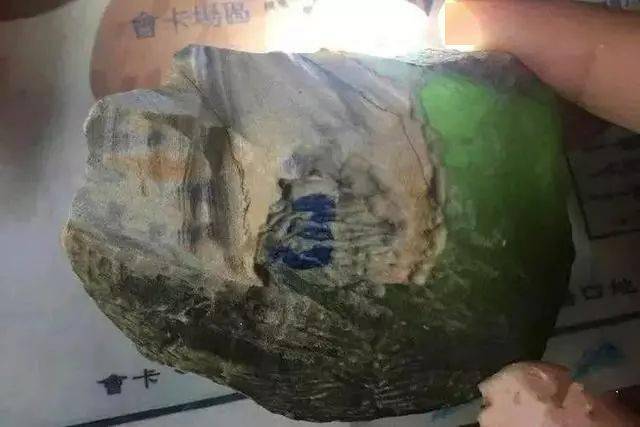 仓库翡翠原石的简单介绍-第2张图片-翡翠网 仓库翡翠原石的简单介绍-第2张图片-翡翠网