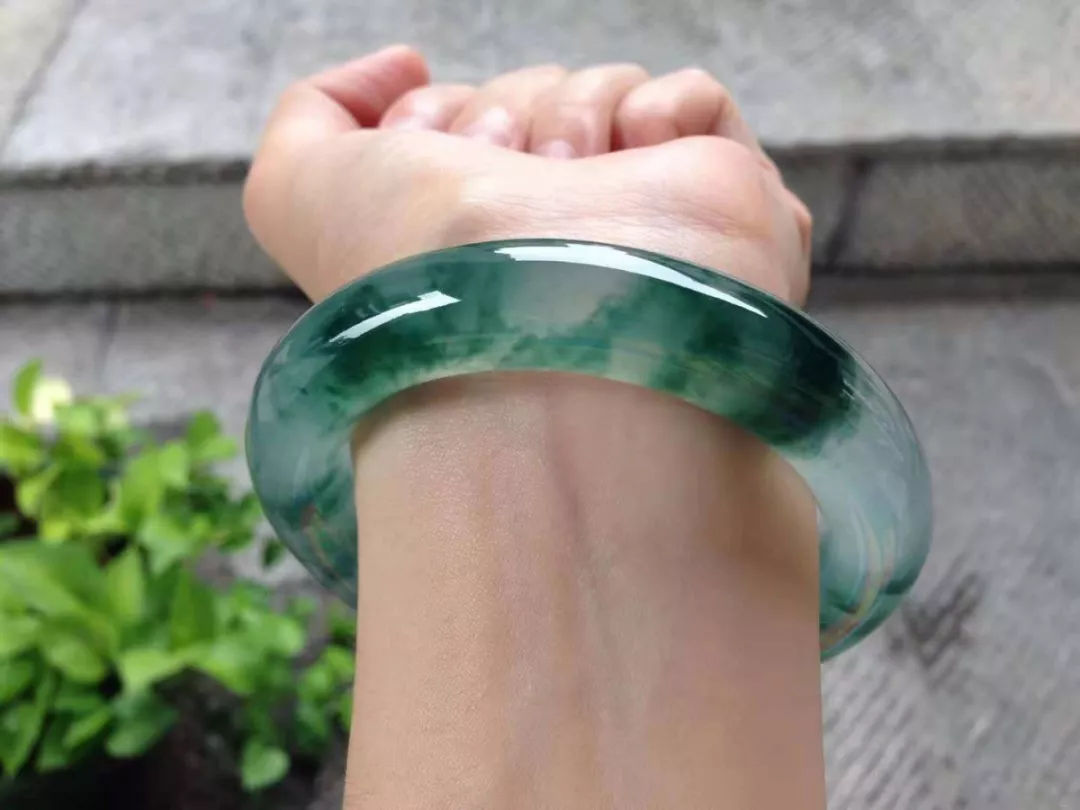 关于翡翠手镯带两只的信息-第1张图片-翡翠网 关于翡翠手镯带两只的信息-第1张图片-翡翠网