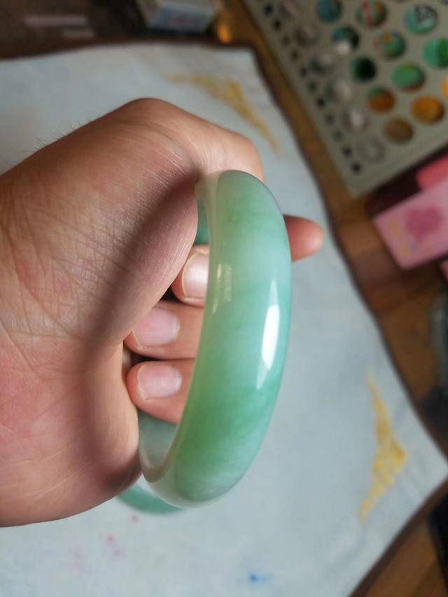 关于翡翠手镯带两只的信息-第2张图片-翡翠网 关于翡翠手镯带两只的信息-第2张图片-翡翠网