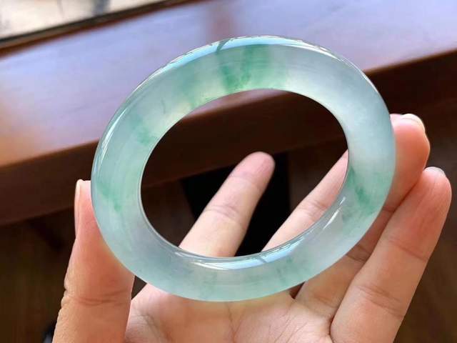 关于半翡翠手镯的信息-第1张图片-翡翠网 关于半翡翠手镯的信息-第1张图片-翡翠网