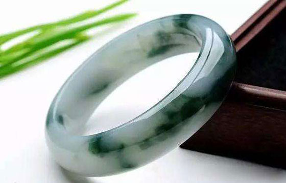 翡翠手镯过敏对玉过敏-第2张图片-翡翠网 翡翠手镯过敏对玉过敏-第2张图片-翡翠网