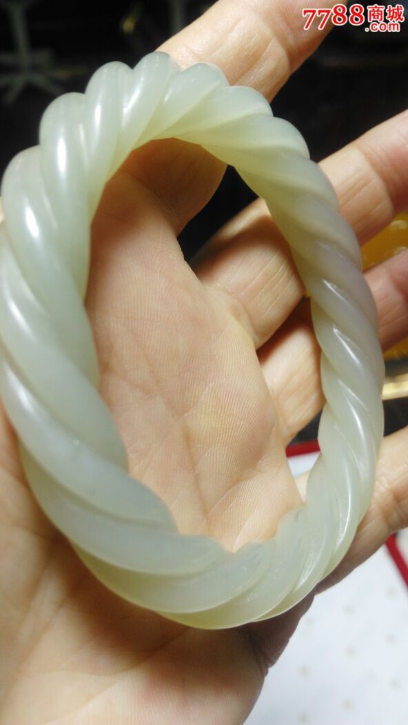 扭丝翡翠手镯真假鉴定的简单介绍-第2张图片-翡翠网 扭丝翡翠手镯真假鉴定的简单介绍-第2张图片-翡翠网