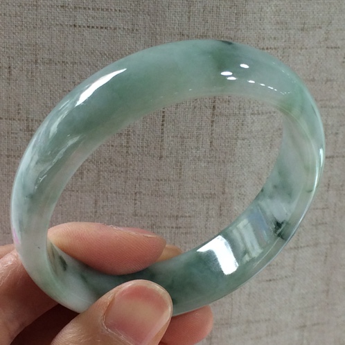 关于翡翠豆青手镯的信息-第1张图片-翡翠网 关于翡翠豆青手镯的信息-第1张图片-翡翠网