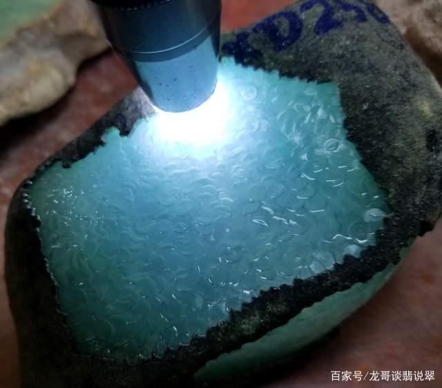 翡翠原石雾层视频,木那料打灯红雾出什么-第1张图片-翡翠网 翡翠原石雾层视频,木那料打灯红雾出什么-第1张图片-翡翠网