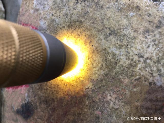 会卡翡翠原石打灯水头很长会卡翡翠原石-第1张图片-翡翠网 会卡翡翠原石打灯水头很长会卡翡翠原石-第1张图片-翡翠网