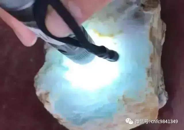 会卡翡翠原石打灯水头很长会卡翡翠原石-第2张图片-翡翠网 会卡翡翠原石打灯水头很长会卡翡翠原石-第2张图片-翡翠网