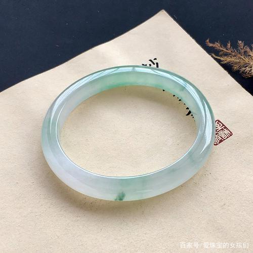 翡翠手镯选的简单介绍-第1张图片-翡翠网 翡翠手镯选的简单介绍-第1张图片-翡翠网