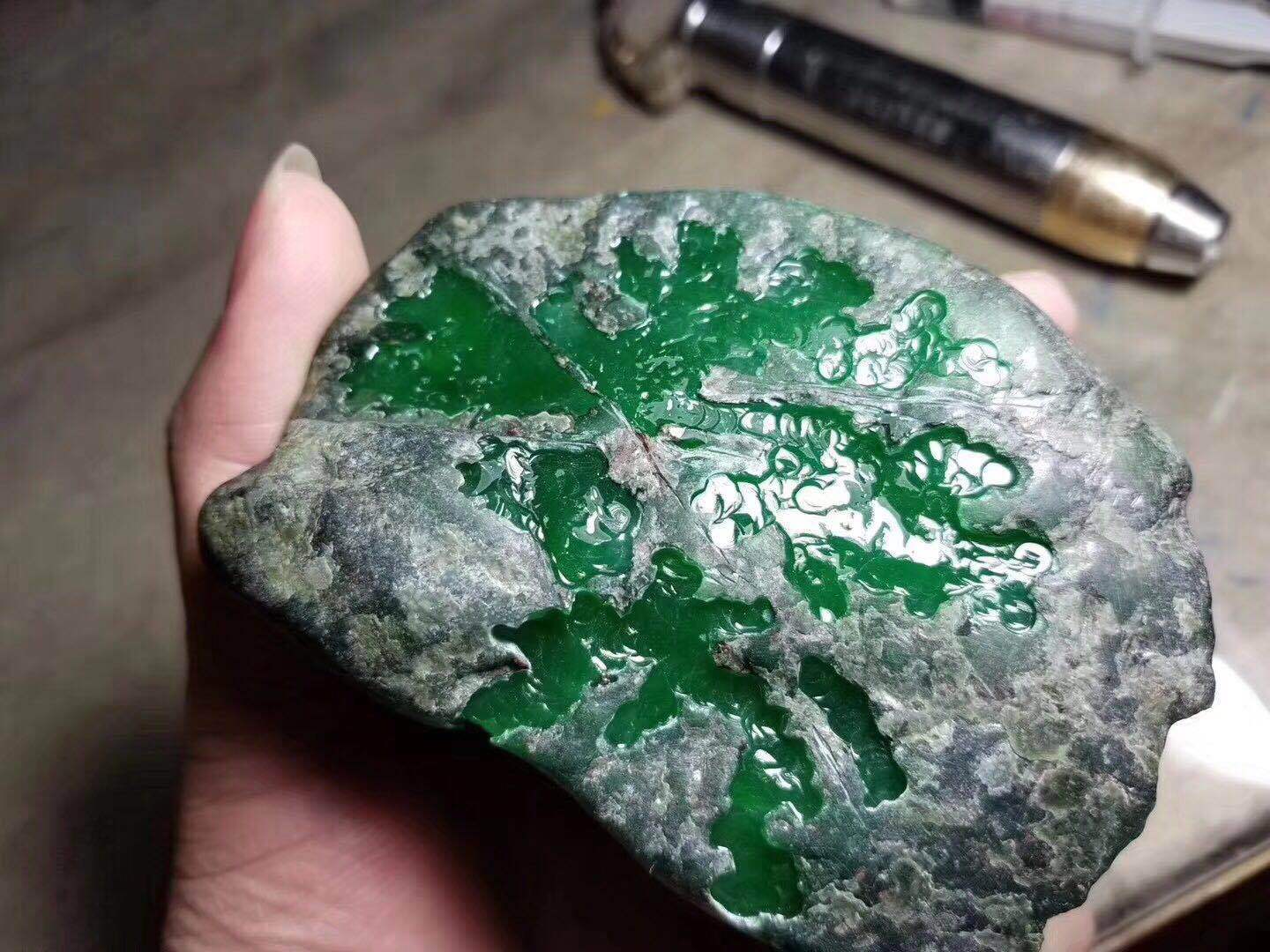 关于怎样鉴别翡翠原石的信息-第1张图片-翡翠网 关于怎样鉴别翡翠原石的信息-第1张图片-翡翠网