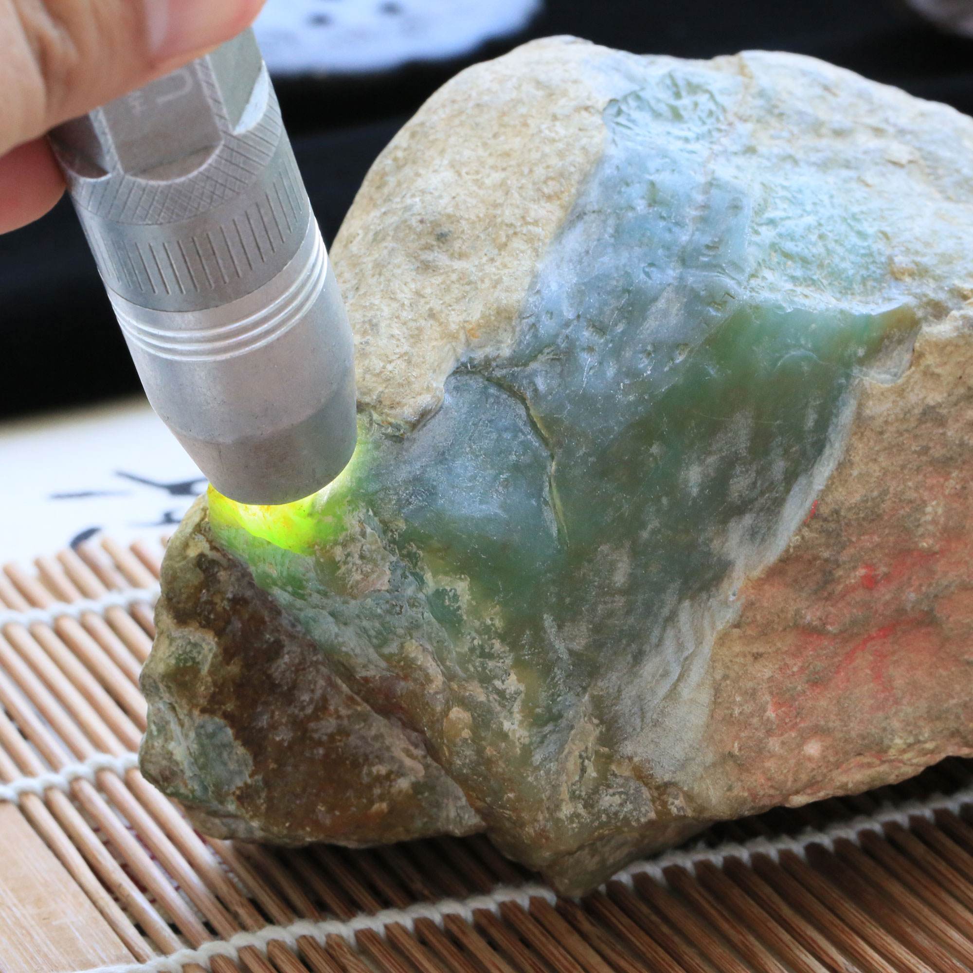 关于怎样鉴别翡翠原石的信息-第2张图片-翡翠网 关于怎样鉴别翡翠原石的信息-第2张图片-翡翠网