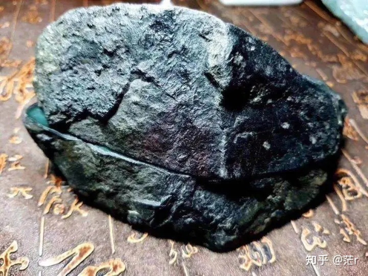 油青翡翠原石值钱吗的简单介绍-第1张图片-翡翠网 油青翡翠原石值钱吗的简单介绍-第1张图片-翡翠网