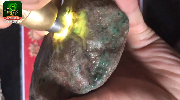 2亿翡翠原石切开视频,最贵的和田玉13个亿-第2张图片-翡翠网 2亿翡翠原石切开视频,最贵的和田玉13个亿-第2张图片-翡翠网