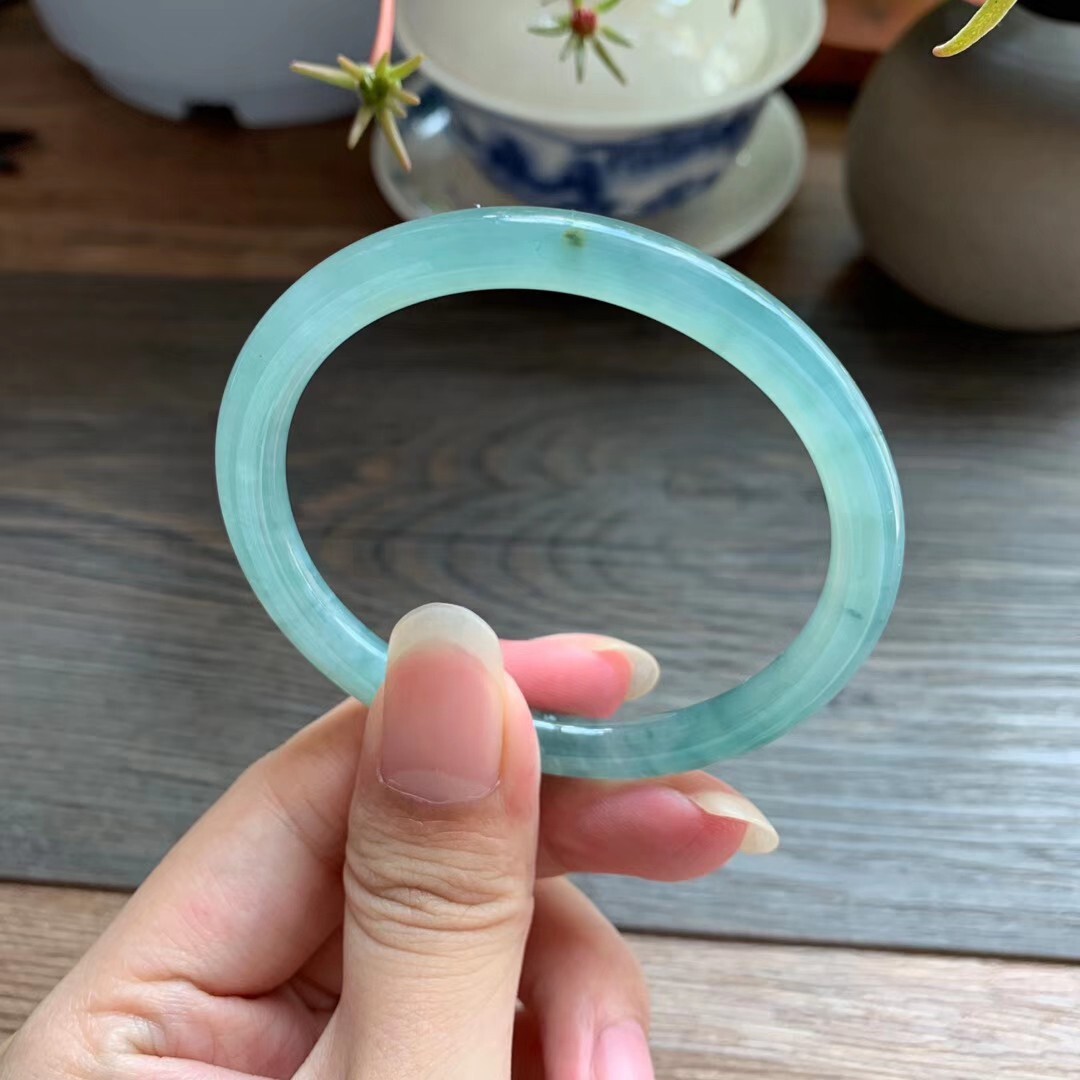 关于翡翠手镯小冰的信息-第1张图片-翡翠网 关于翡翠手镯小冰的信息-第1张图片-翡翠网