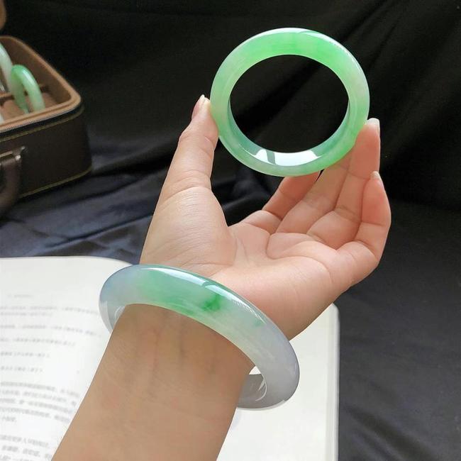 玉手镯小了怎么戴上去翡翠手镯戴大还是戴小-第1张图片-翡翠网 玉手镯小了怎么戴上去翡翠手镯戴大还是戴小-第1张图片-翡翠网