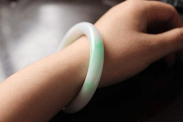 玉手镯小了怎么戴上去翡翠手镯戴大还是戴小-第2张图片-翡翠网 玉手镯小了怎么戴上去翡翠手镯戴大还是戴小-第2张图片-翡翠网