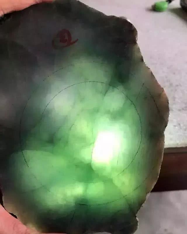 翡翠原石裂纹和石纹区别图的简单介绍-第1张图片-翡翠网 翡翠原石裂纹和石纹区别图的简单介绍-第1张图片-翡翠网