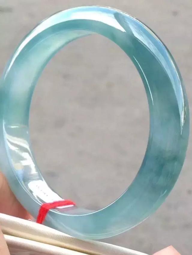 翡翠手镯的功效的简单介绍-第1张图片-翡翠网 翡翠手镯的功效的简单介绍-第1张图片-翡翠网