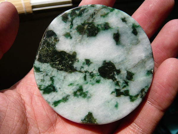 翡翠原石开出糯种有用吗2020年糯化种翡翠价格-第1张图片-翡翠网 翡翠原石开出糯种有用吗2020年糯化种翡翠价格-第1张图片-翡翠网