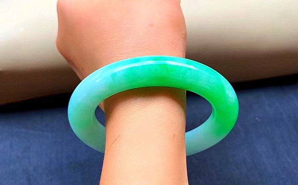 关于翡翠手镯能保养皮肤吗的信息-第2张图片-翡翠网 关于翡翠手镯能保养皮肤吗的信息-第2张图片-翡翠网