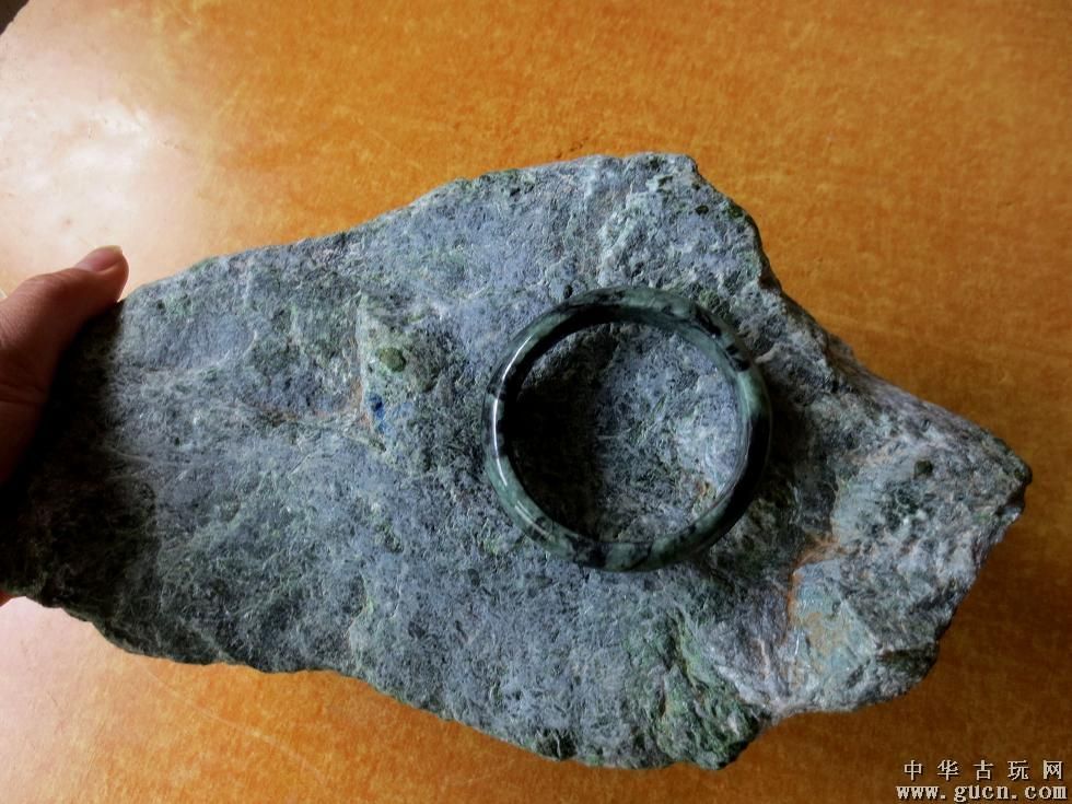 关于十五公斤翡翠原石的信息-第2张图片-翡翠网 关于十五公斤翡翠原石的信息-第2张图片-翡翠网