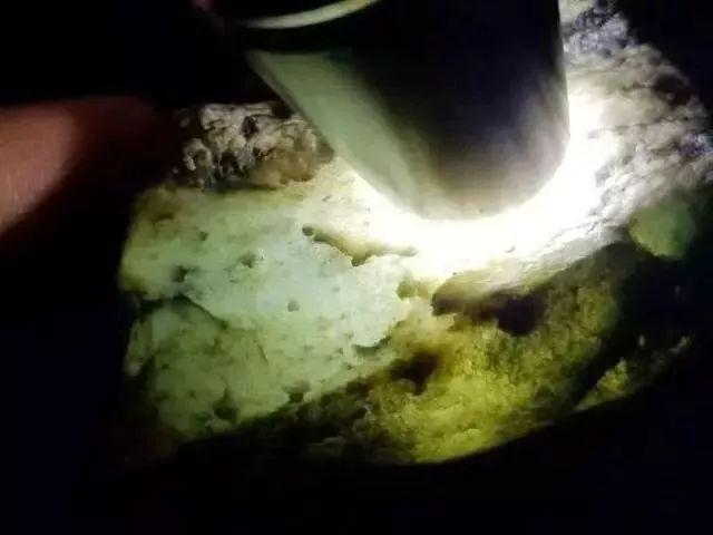 关于翡翠原石癣鉴别的信息-第1张图片-翡翠网 关于翡翠原石癣鉴别的信息-第1张图片-翡翠网