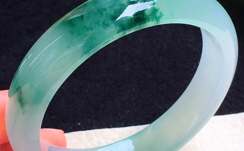 关于翡翠手镯正反面的信息-第1张图片-翡翠网 关于翡翠手镯正反面的信息-第1张图片-翡翠网