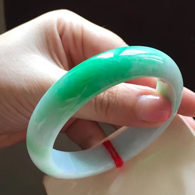 1w的翡翠手镯的简单介绍-第2张图片-翡翠网 1w的翡翠手镯的简单介绍-第2张图片-翡翠网