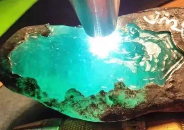 翡翠原石处理的简单介绍-第1张图片-翡翠网 翡翠原石处理的简单介绍-第1张图片-翡翠网