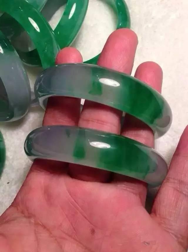 5吨翡翠原石手镯的简单介绍-第1张图片-翡翠网 5吨翡翠原石手镯的简单介绍-第1张图片-翡翠网