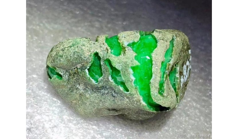 淡绿色翡翠等级与价格的简单介绍-第2张图片-翡翠网 淡绿色翡翠等级与价格的简单介绍-第2张图片-翡翠网