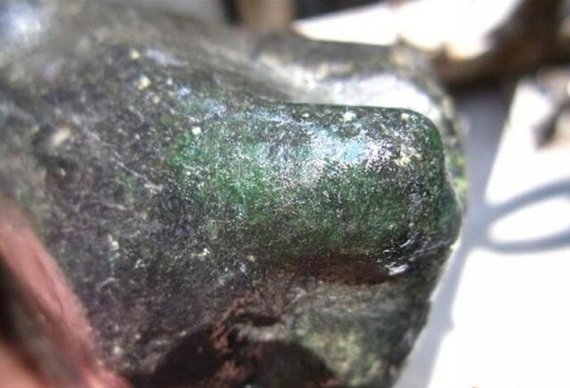 翡翠黑藓手镯癣加绿翡翠有价值吗-第2张图片-翡翠网 翡翠黑藓手镯癣加绿翡翠有价值吗-第2张图片-翡翠网